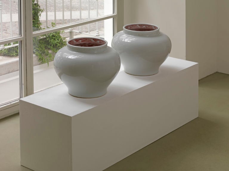 AI WEIWEI Ghost Gu 2007 2 pieces porcelain. Courtesy the artist and Lisson Gallery. Ai Weiwei, il maestro ceramista