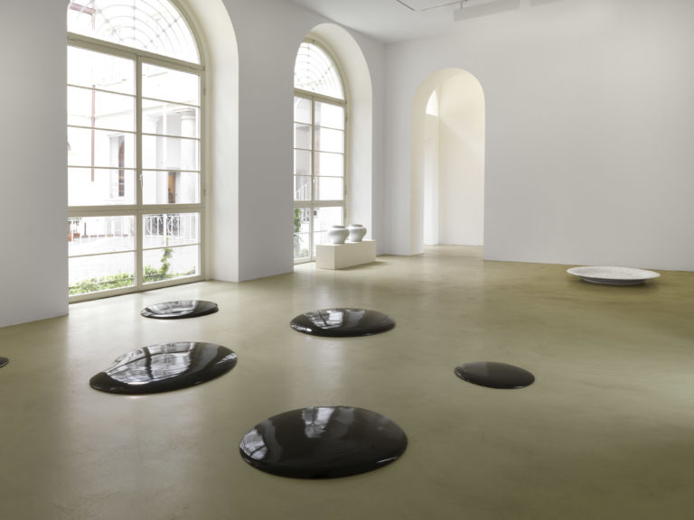 AI WEIWEI Oil Spill 2006 porcelain. Courtesy the artist and Lisson Gallery. Ai Weiwei, il maestro ceramista