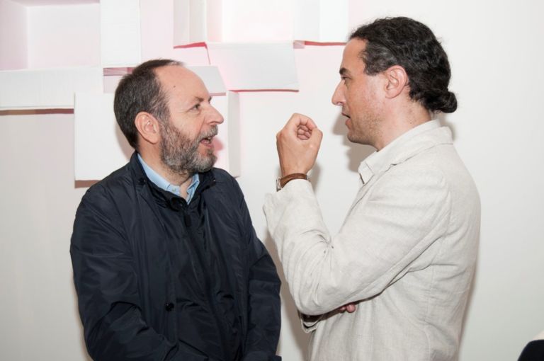 Alfredo Pirri Crocefissioni e altri paesaggi primaverili galleria Giacomo Guidi opening 16 Dopo le mura, adesso vediamo la gente. Inaugurata a Roma la nuova galleria Giacomo Guidi, ecco chiccera all’opening di Alfredo Pirri