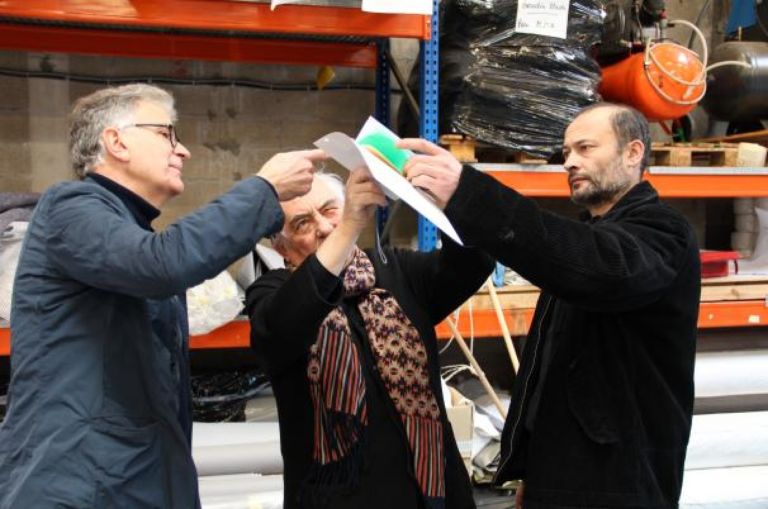 Backstage Daniel Buren Excentriques travail in situ 2012 Monumenta Parigi 5 Daniel Buren chez soi. Si inaugura la monumentale installazione Excentriques(s) per Monumenta 2012, ecco le immagini dal Grand Palais di Parigi