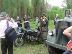 La Battaglia di Berlino del 1945? Un capolavoro. Tanto che Żmijewski la ricostruisce nella sua Biennale. Indossate un elmetto, ecco foto e video