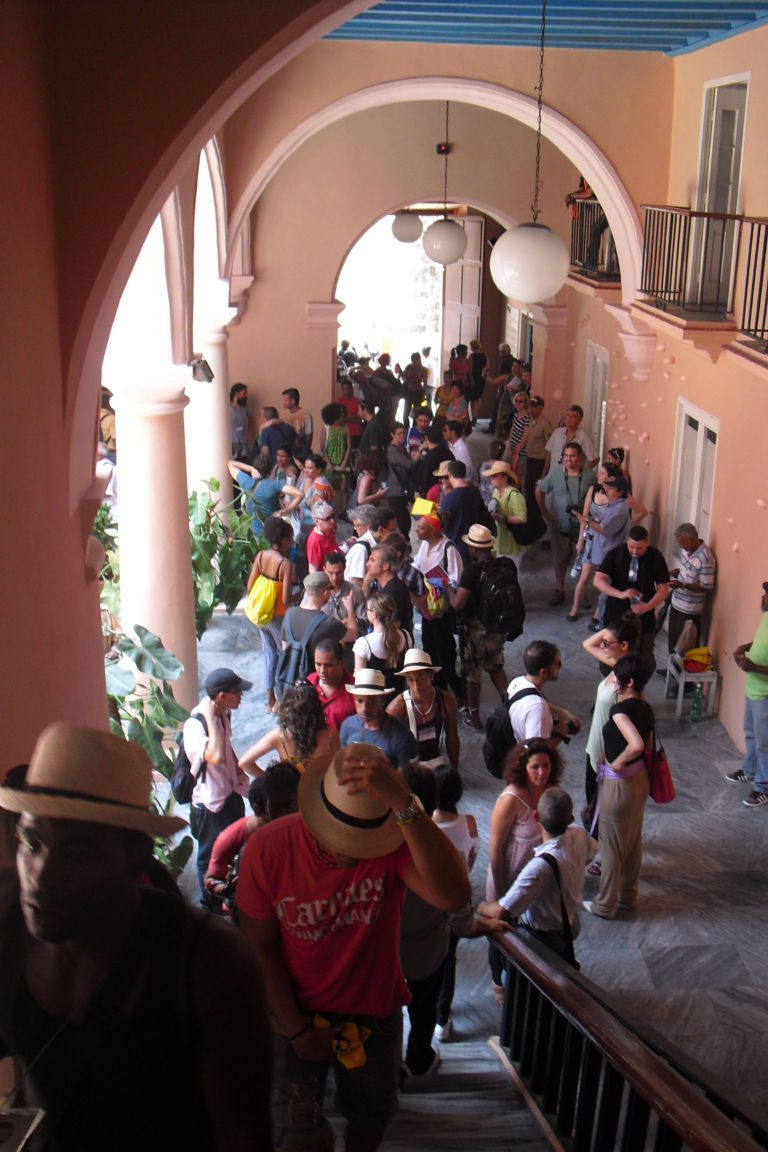 Bienal de La Habana – Opening 9 La Habana Updates: tappeti di Carlos Garaicoa come passerella di lusso per il via alla Biennale. Ecco tutte le foto dell’opening caraibico