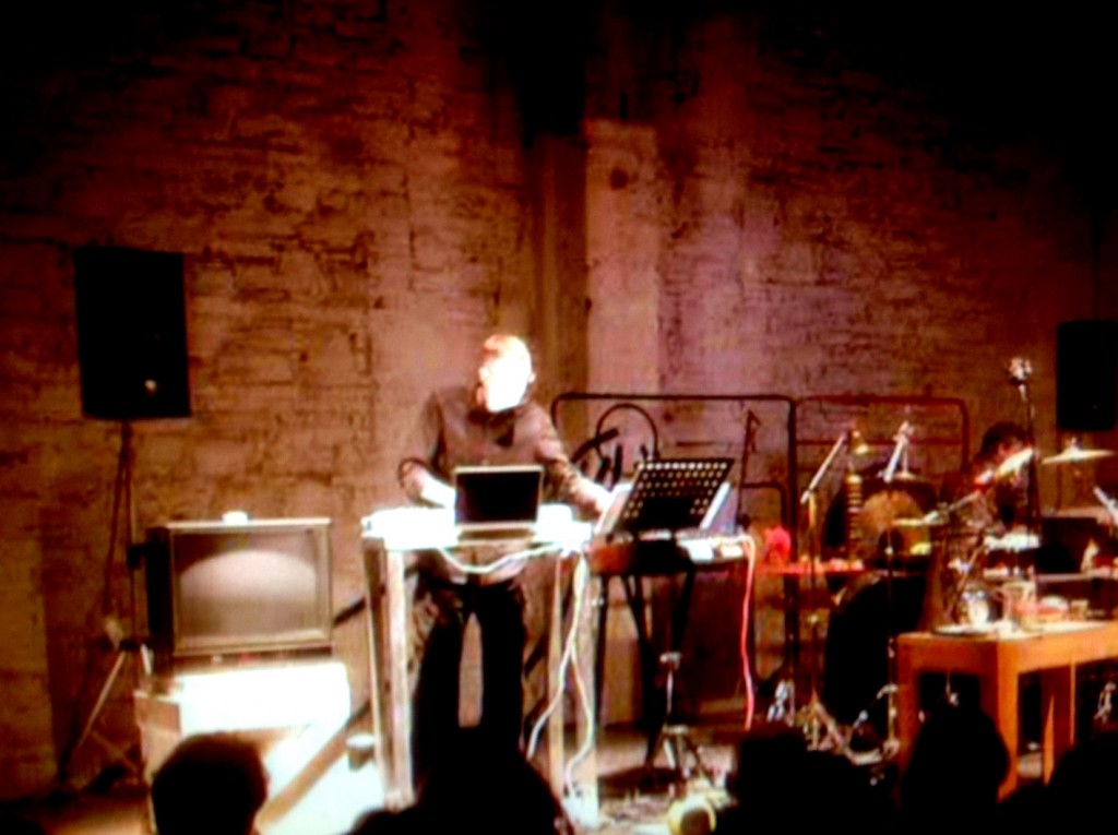 A night with John Cage per chiudere Fabbrica Europa 2012. Quadruplo concerto tra elettronica, videoarte, petardi e innaffiatoi. Qualche immagine per voi, mentre su Artribune tv presto quattro video-blitz…