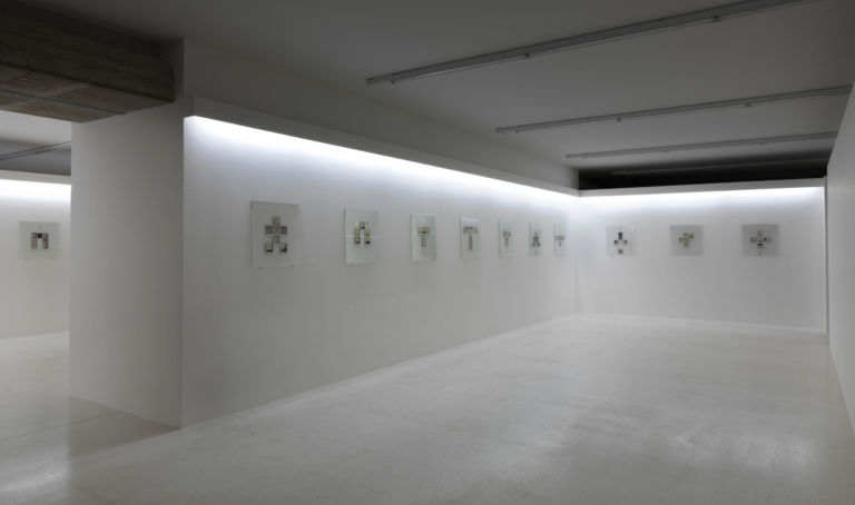 Cammino3 Nuovo opening per la Collezione Maramotti di Reggio Emilia. Ecco una preview della personale di Massimo Antonaci. Minimalismo e memorie di viaggio, per una retrospettiva in tre sezioni