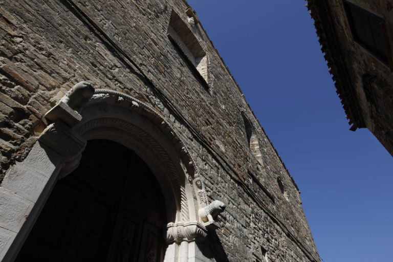 Castelbasso 1 Non ce la si fa più: bisogna allearsi. L’insegnamento viene dal teramano dove, questa estate, le stagioni di Civitella e Castelbasso si fondo. Con Laura Cherubini, Giacinto di Pietrantonio, Umberto Palestini e Eugenio Viola