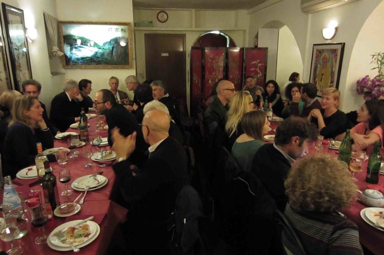 Cena Chinese Decadenza Un pellerossa a Trastevere. All’Edicola Notte di H. H. Lim compaiono le pelli di serpente (e altro) di Jimmie Durham, ecco chiccera all’opening