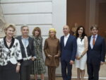 Da sinistra Emily Rafferty presidente del Metropolitan Baz Luhrmann Anna Wintour Miuccia Prada Jeff Bezos CEO e fondatore Amazon Cathy Beaudoin Responsabile Amazon Thomas P. Campbell direttore del Metropolitan Elsa Vs. Miuccia. A New York il Metropolitan mette in mostra le conversazioni impossibili fra Schiaparelli & Prada. Ecco qualche foto in anteprima