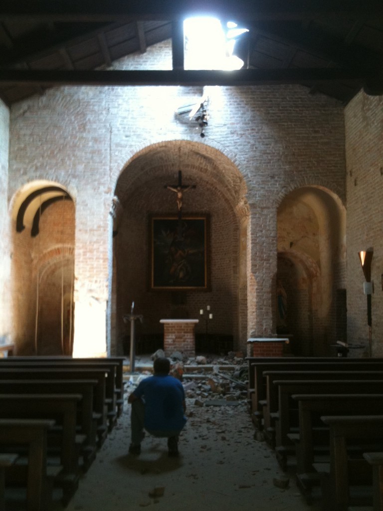 Danni alla Chiesa matildica del Ghisione foto twitter Ancora terremoto. L'Emilia in frantumi