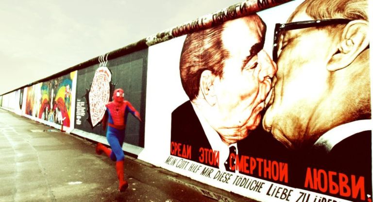 David Kassman Berlin wall 2009 c print on diasec cm 100x180 ed 3 di 5 Spiderman al Muro del Pianto