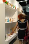 Foto Vicky Zamora Toys Barcellona Updates: la fiera dedicata all’arte emergente, che non dimentica il collezionismo giovane. Ecco il dispenser di opere d’arte e gli art toys benefici