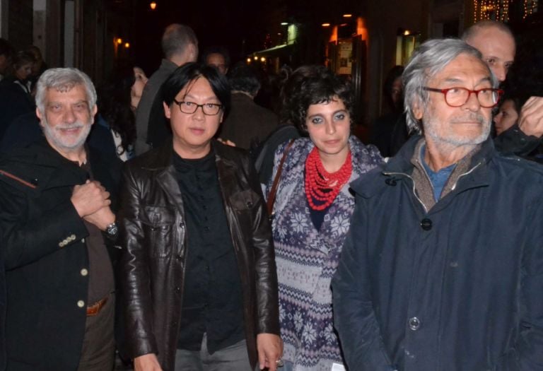 Franco Nucci Lim Gaia Scaramella e Maurizio Mochetti Un pellerossa a Trastevere. All’Edicola Notte di H. H. Lim compaiono le pelli di serpente (e altro) di Jimmie Durham, ecco chiccera all’opening