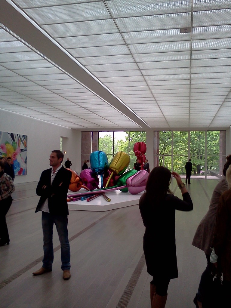 IMG275 A Basilea è di scena Sua Maestà Jeff Koons, per una grande retrospettiva inaugurata alla Fondazione Beyeler. Avete tempo fino al 2 settembre, ma intanto sbirciate tra le nostre foto…
