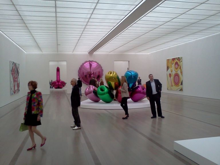 IMG282 A Basilea è di scena Sua Maestà Jeff Koons, per una grande retrospettiva inaugurata alla Fondazione Beyeler. Avete tempo fino al 2 settembre, ma intanto sbirciate tra le nostre foto…