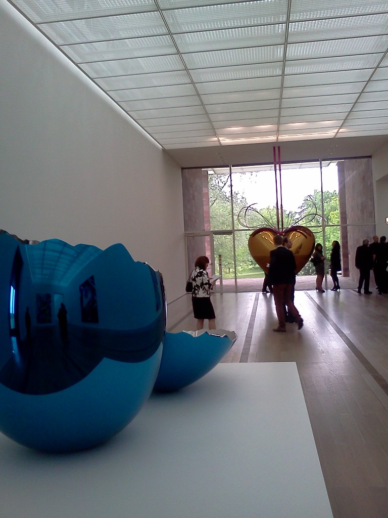 IMG285 A Basilea è di scena Sua Maestà Jeff Koons, per una grande retrospettiva inaugurata alla Fondazione Beyeler. Avete tempo fino al 2 settembre, ma intanto sbirciate tra le nostre foto…