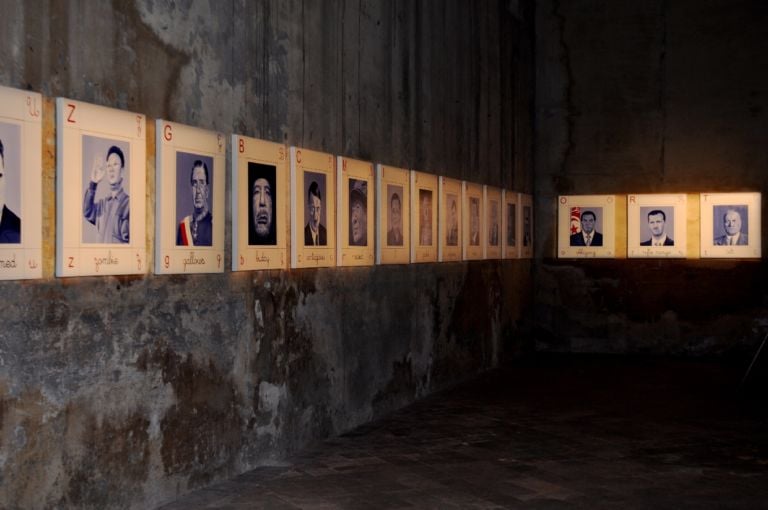 Installation View Olii su tela 100x100cm Hitler, Lukashenko, Stalin, Mao? Li chiudo tutti in chiesa. A Lucca la nuova tappa della Global Education di Giuseppe Stampone, ecco la fotogallery…