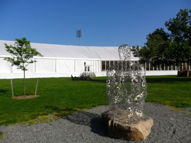 Jaume Plensa New York Updates: installazioni en plein air, nell'incanto bucolico del parco di Randall’s Island. Sculpture Park e Frieze Project: una sfilza di artisti per due progetti curatoriali