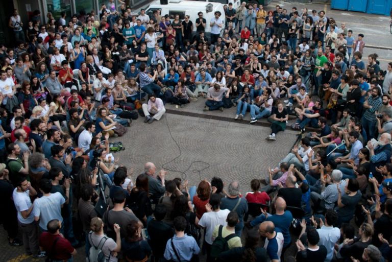 La visita di Dario Fo a Macao foto Macao 4 Ormai Milano è solo Macao. Fra minacce di sgombero e progetti di espansione, ad arringare gli occupanti arriva un nostalgico Dario Fo…