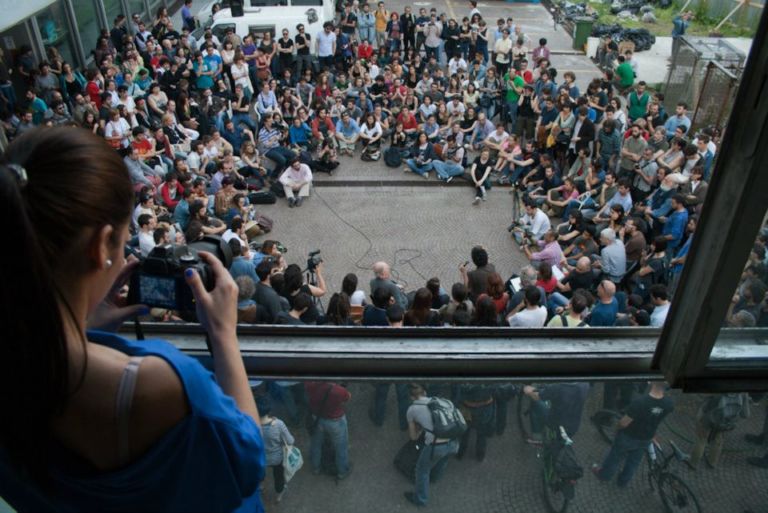 La visita di Dario Fo a Macao foto Macao 5 Ormai Milano è solo Macao. Fra minacce di sgombero e progetti di espansione, ad arringare gli occupanti arriva un nostalgico Dario Fo…