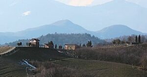 Ancora arte e vino, ancora in Piemonte. C’è la Bjcem al fianco delle Cantine Nervi nel progetto Gattinara Arte: mostre e residenze d’artista, si parte con Isabella Mara