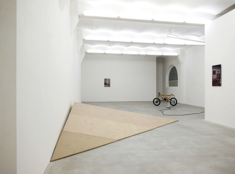 MICHELE BAZZANA motohome 2012 veduta della mostra Courtesy SpazioA Pistoia Sfrecciando in moto in galleria