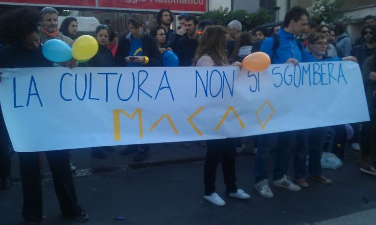 Macao il giorno dello sgombero 13 A Milano sgomberano Macao. Troppe pressioni da parte del proprietario dell'immobile. Salvatore Ligresti si riprende la torre Galfa. E ora che faranno i Lavoratori dell'Arte?