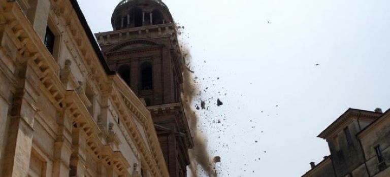 Mantova il crollo della cupolina della Basilica di Santa Barbara foto Twitter Giorgia Donelli Ancora terremoto. L'Emilia in frantumi