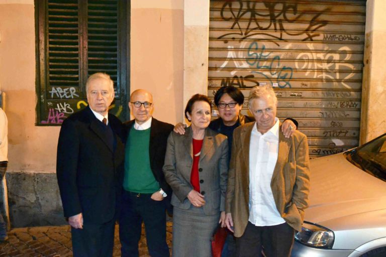 Mario Pieroni Michele Zaza Dora Stiefelmeier HH.Lim e Jimmie Durham Un pellerossa a Trastevere. All’Edicola Notte di H. H. Lim compaiono le pelli di serpente (e altro) di Jimmie Durham, ecco chiccera all’opening