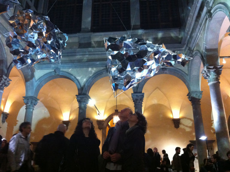 Maurizio e Carolina Rigillo in contemplazione di Aerial Boundaries Poco spazio alle arti visive nella Notte Bianca fiorentina. Tutti a Palazzo Strozzi per Loris Cecchini: ancora foto e video di un’installazione che cambia volto dal giorno alla notte