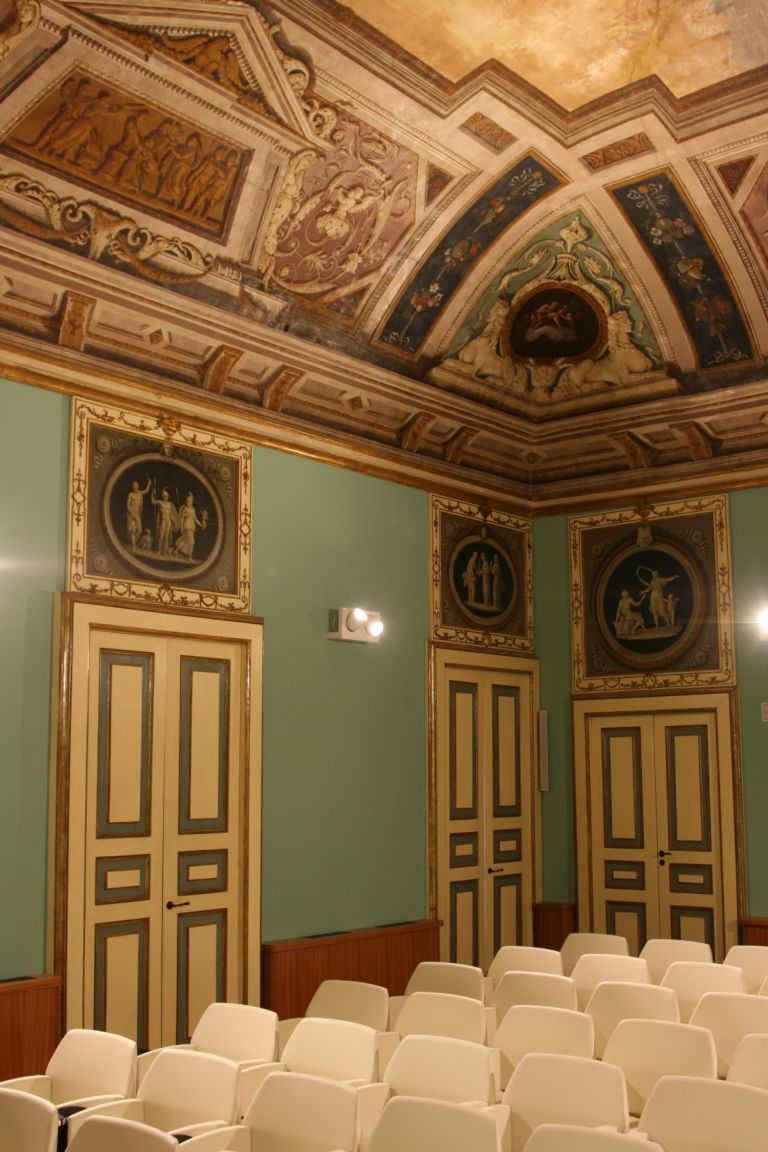 Museo Palazzo de’ Mayo 4 Fondazioni bancarie da elogiare. Il martoriato Abruzzo festeggia il nuovo Museo Palazzo de’ Mayo, ed a pagare tutto è la Fondazione Carichieti