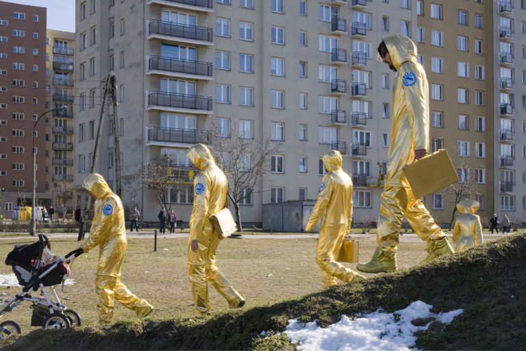 Pawel Althamer Common Task Varsavia giugno 2009 © Pawel Althamer courtesy neugerriemschneider Berlin and Foksal Gallery Foundation Warsaw 2 Da Berlino a Bolzano. Arrivano al Museion gli zombies di Pawel Althamer, in anteprima le immagini di mostra e progetto performativo