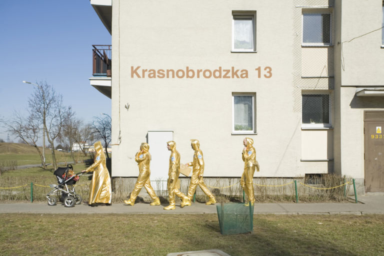 Pawel Althamer Common Task Varsavia giugno 2009 © Pawel Althamer courtesy neugerriemschneider Berlin and Foksal Gallery Foundation Warsaw 3 Da Berlino a Bolzano. Arrivano al Museion gli zombies di Pawel Althamer, in anteprima le immagini di mostra e progetto performativo