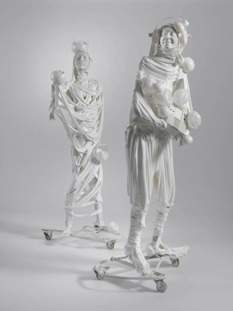 Pawel Althamer Natalie and Julia 2011. © Pawel Althamer. courtesy neugerriemschneider Berlin and Foksal Gallery Foundation Warsaw Photo Jens Ziehe Berlin Da Berlino a Bolzano. Arrivano al Museion gli zombies di Pawel Althamer, in anteprima le immagini di mostra e progetto performativo