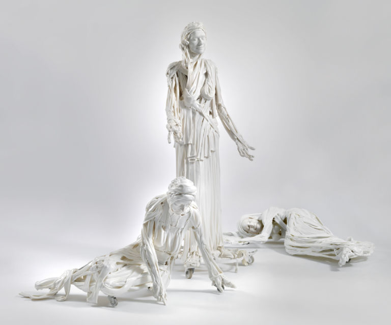 Pawel Althamer Valerie Elisabeth and Rita 2011 © Pawel Althamer. courtesy neugerriemschneider Berlin and Foksal Gallery Foundation Warsaw Photo Jens Ziehe Berlin Da Berlino a Bolzano. Arrivano al Museion gli zombies di Pawel Althamer, in anteprima le immagini di mostra e progetto performativo