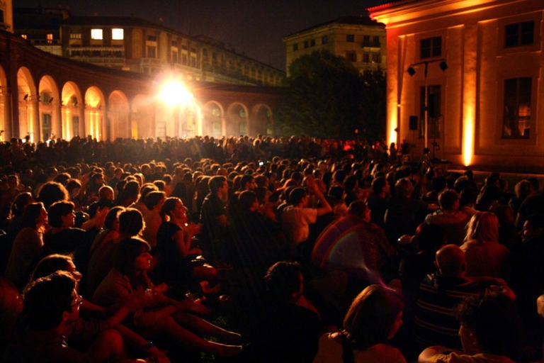 Piano City 2012 Rotonda della Besana Milano 3 Manuel Felisi, Vinicio Capossela e la pioggia. Fra musica e arte contemporanea, spettacolo a Milano per Piano City alla Rotonda della Besana. E anche fuori…