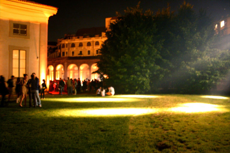 Piano City 2012 Rotonda della Besana Milano 5 Manuel Felisi, Vinicio Capossela e la pioggia. Fra musica e arte contemporanea, spettacolo a Milano per Piano City alla Rotonda della Besana. E anche fuori…