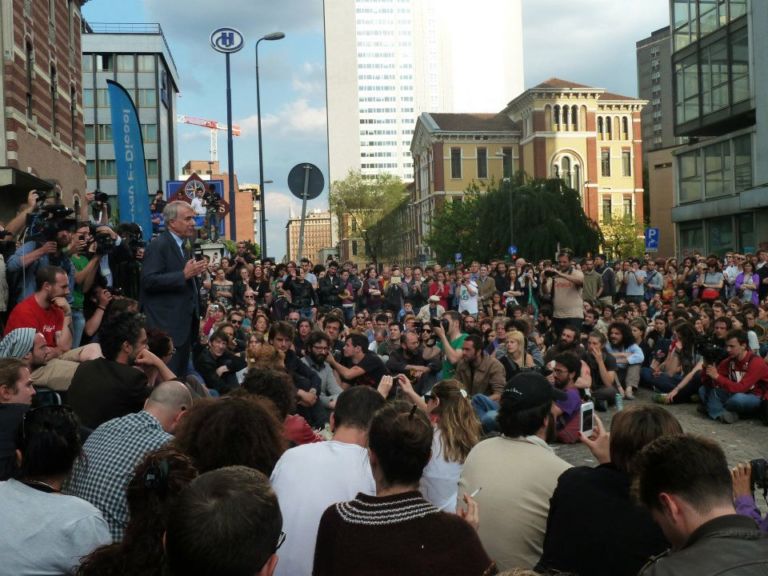 Pisapia assemblea Ora la chiamano Piazza Macao. E i Lavoratori dell'Arte ci hanno piazzato le tende. Cronaca di un lungo presidio milanese, mentre Pisapia fa la sua offerta: vi tolgo il Galfa e vi do l'Ex Ansaldo