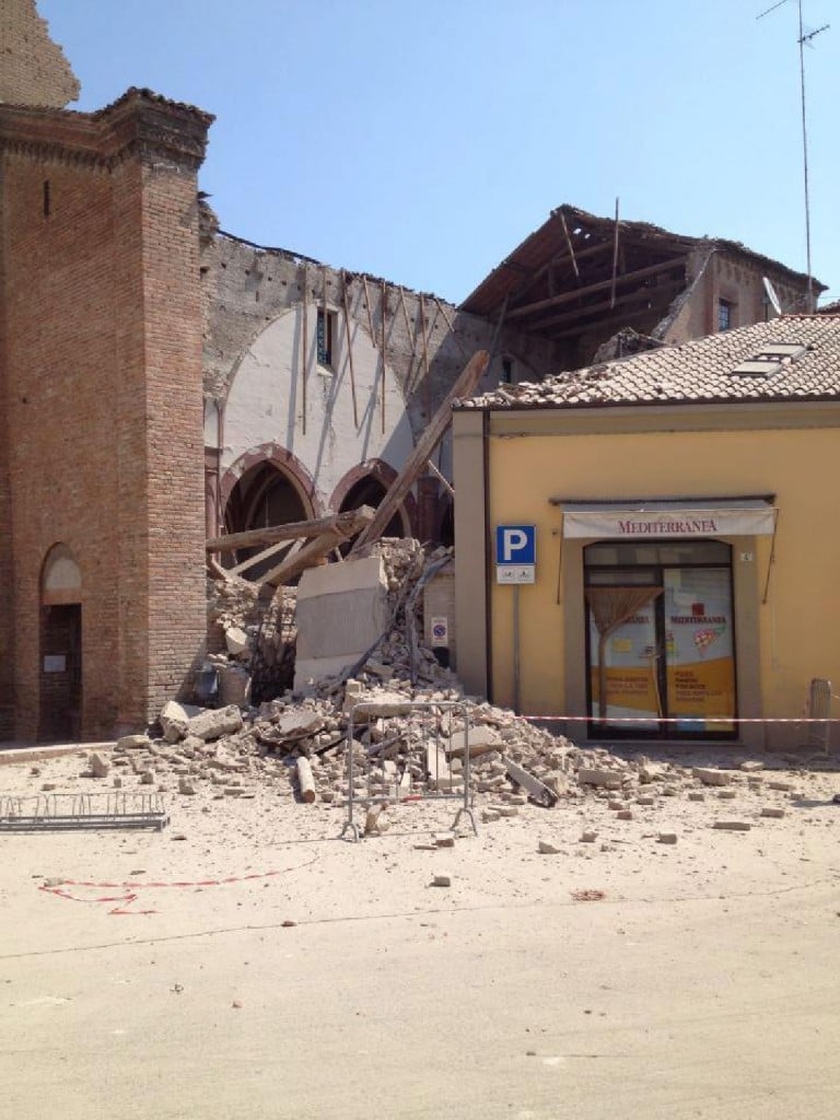 Quel che resta di San Francesco a Mirandola foto twitter Ancora terremoto. L'Emilia in frantumi