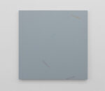 Robert Barry Untitled acrilico su tela con parole colorate light blue 2012 4 x 122 x 122 cm Arte come idea di un'idea