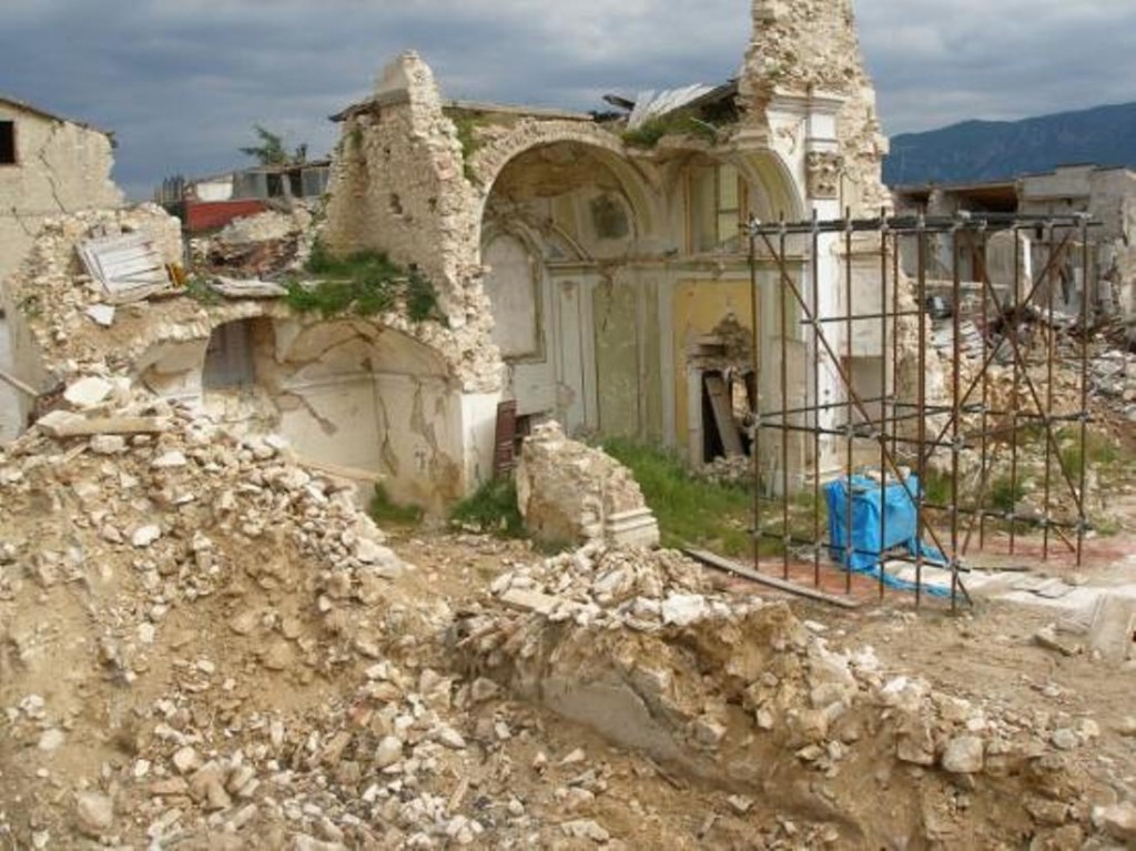 Vince Paolo Rocchi per RTP. Tra L’Aquila e Onna, un concorso per la ricostruzione di San Gregorio Magno e San Pietro Apostolo. E pagano Russia e Germania