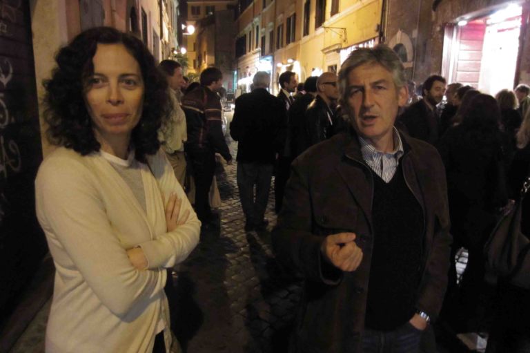 Stefano Sciaretta Raffaella Frascarelli Un pellerossa a Trastevere. All’Edicola Notte di H. H. Lim compaiono le pelli di serpente (e altro) di Jimmie Durham, ecco chiccera all’opening