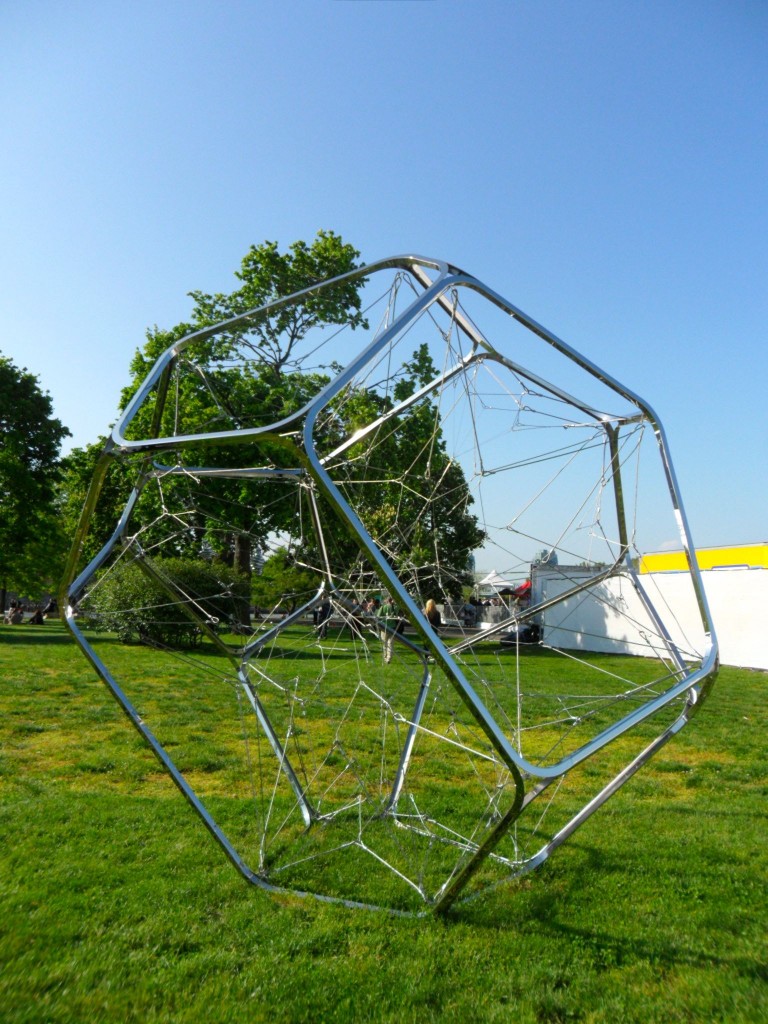 Tomas Saraceno New York Updates: installazioni en plein air, nell'incanto bucolico del parco di Randall’s Island. Sculpture Park e Frieze Project: una sfilza di artisti per due progetti curatoriali