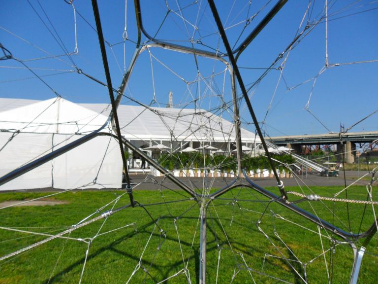 Tomas Saraceno detail New York Updates: installazioni en plein air, nell'incanto bucolico del parco di Randall’s Island. Sculpture Park e Frieze Project: una sfilza di artisti per due progetti curatoriali