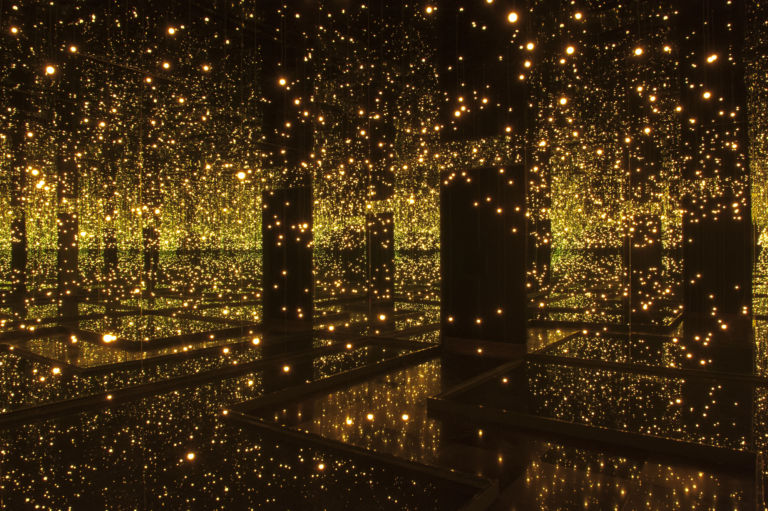 Yayoi Kusama Infinity Mirrored Room Filled with the Brilliance of Life 2011 © Yayoi Kusama Photo credit Lucy Dawkins Tate Photography L’ossessione di Yayoi
