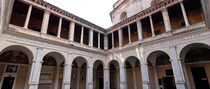 Spettacoli a cielo aperto, aperitivi e musica nei musei, performance sotto le stelle. Anche a Roma, al Chiostro del Bramante, parte la stagione della movida culturale