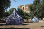 installazioni di Dennis Oppenheim per INTERSEZIONI 4 Basilica sullo sfondo. Calabria contemporanea