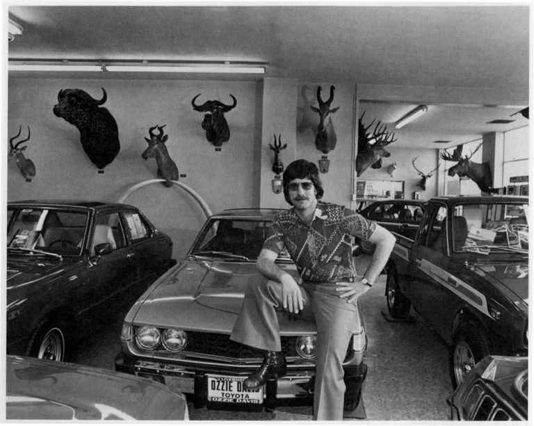 owens carsalesman Nuovi spazi, vecchi miti. Col sogno americano, raccontato dagli scatti di Bill Owens, si inaugura Area Lina. Fotografie di felici suburbie in bianco e nero, nella Milano che cambia