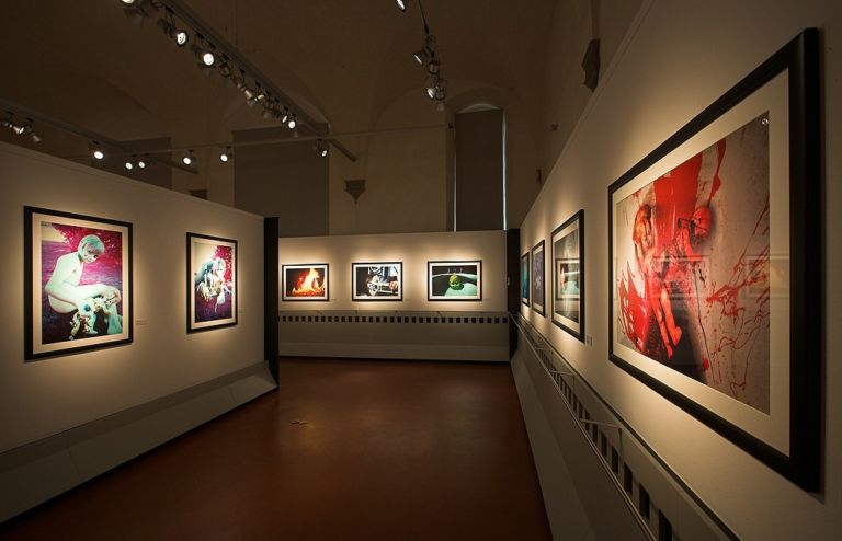 2. Patrick Mimran SYMBOLS AS SYMPTOMS Museo Nazionale Alinari della Fotografia Firenze © Andreas Bahrdt Sintomi di psicosi contemporanee