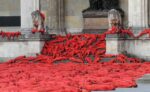 417 A Monaco di Baviera l’opera lirica si celebra così. Con i corpi nudi orchestrati da Spencer Tunick. Geometrie in rosso e oro, in memoria di Richard Wagner