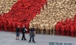 617 A Monaco di Baviera l’opera lirica si celebra così. Con i corpi nudi orchestrati da Spencer Tunick. Geometrie in rosso e oro, in memoria di Richard Wagner