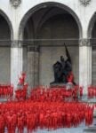 814 A Monaco di Baviera l’opera lirica si celebra così. Con i corpi nudi orchestrati da Spencer Tunick. Geometrie in rosso e oro, in memoria di Richard Wagner